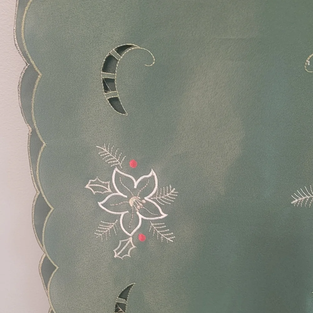 Vintage‎ Table Runner Christmas Holiday Green Embroidered Candle Floral